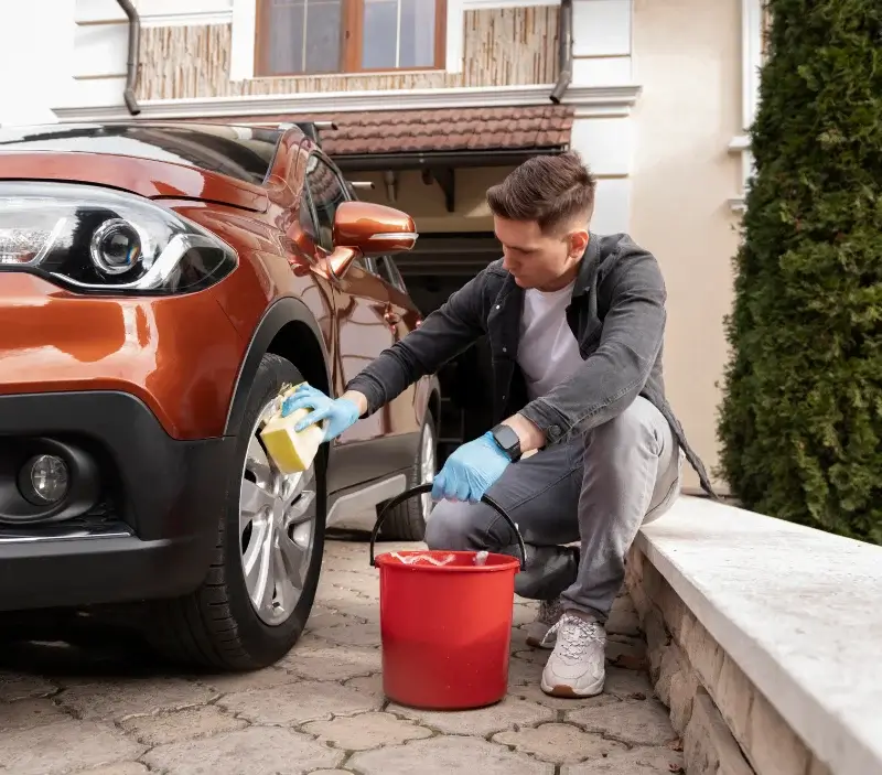Lavage auto à domicile Sarliac-sur-l'Isle : professionnel intervenant sur un véhicule